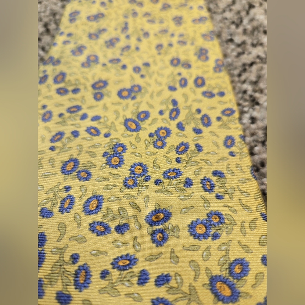 Vintage TANGO Yellow 100% SILK Tie w/ Blue Flowers Mens EUC - Picture 6 of 7